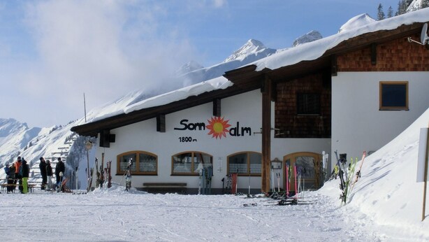 Edificio de una estación de esquí con un cartel que dice "Sonnalm 1800m".