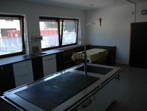 Réfrigérateur, micro-ondes, four, lave-vaisselle