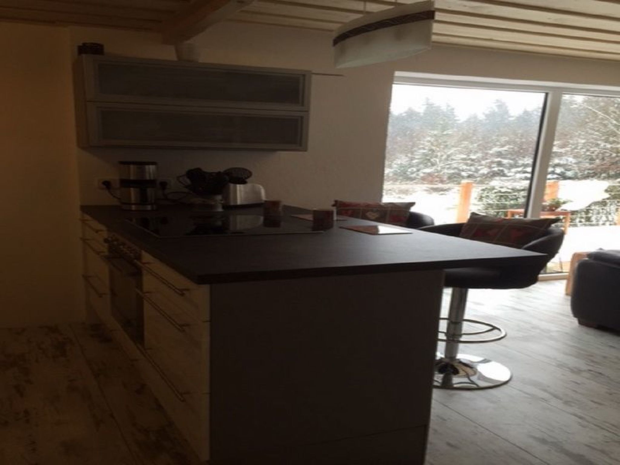 Een koelkast, een magnetron, een oven, een vaatwasser