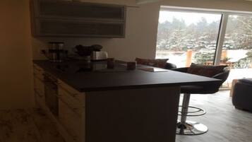 Een koelkast, een magnetron, een oven, een vaatwasser