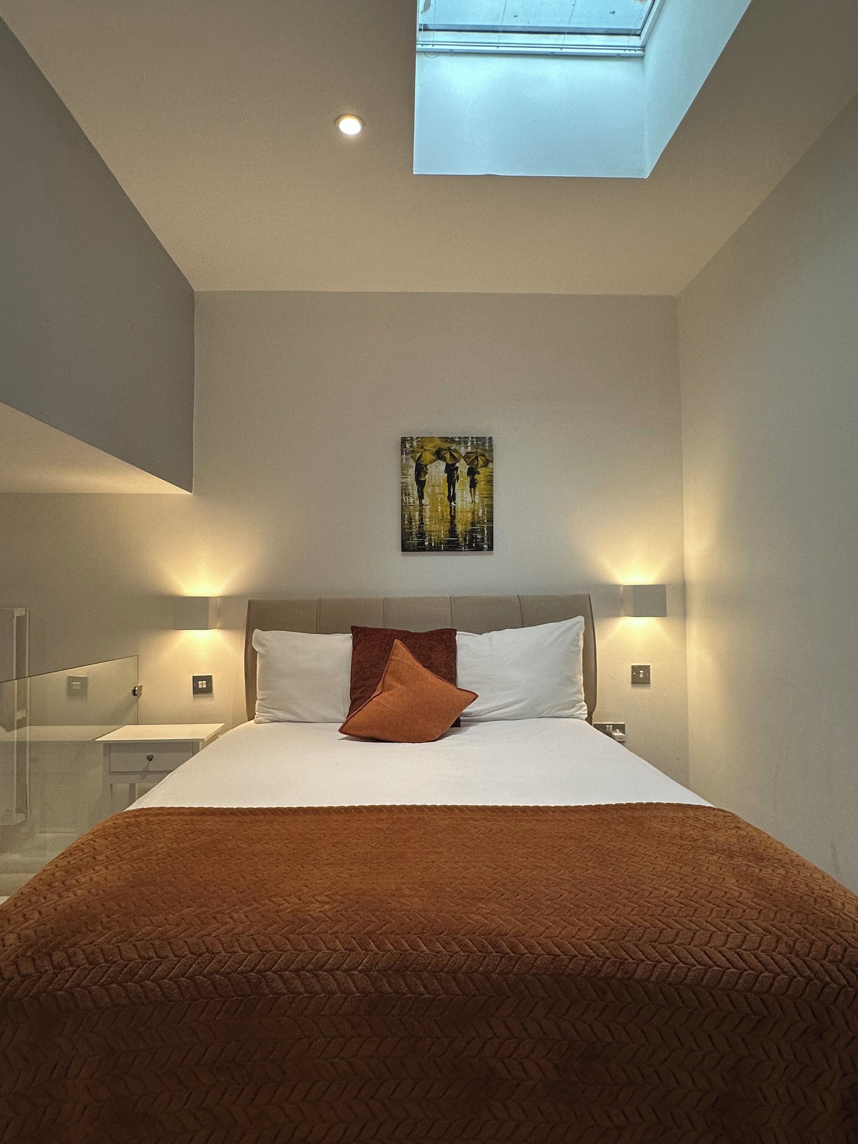 Estudio Confort | Cortinas blackout, tabla de planchar con plancha y wifi gratis 