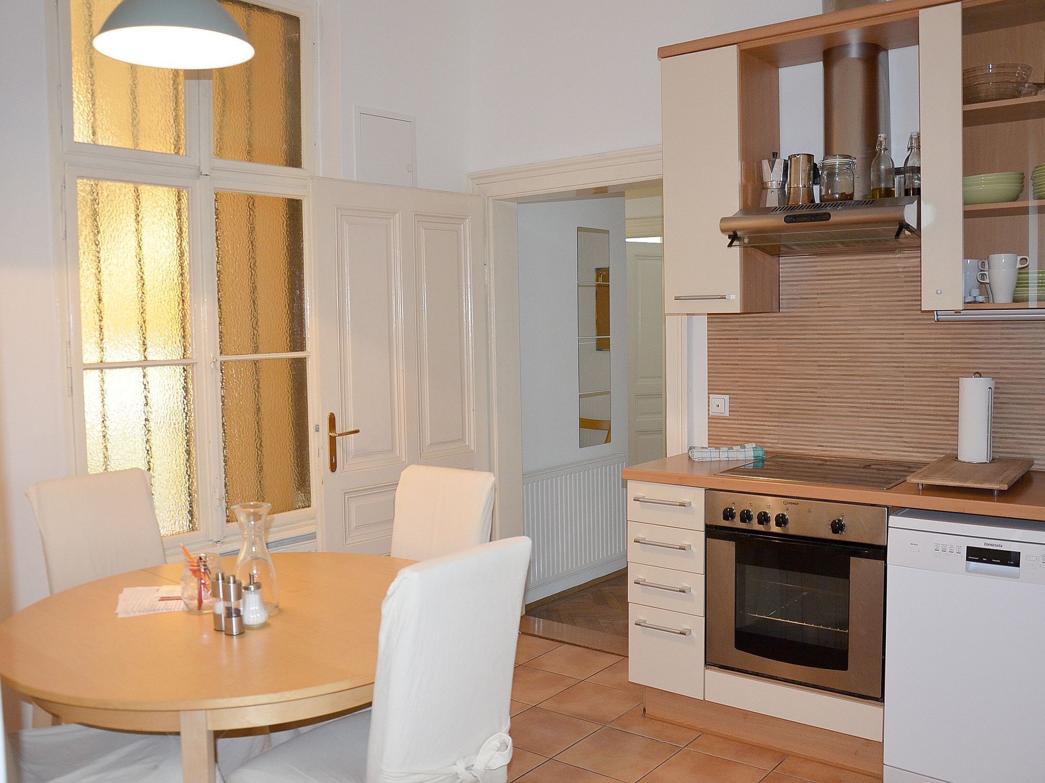 冷蔵庫、オーブン、食器洗い機、調理器具と食器