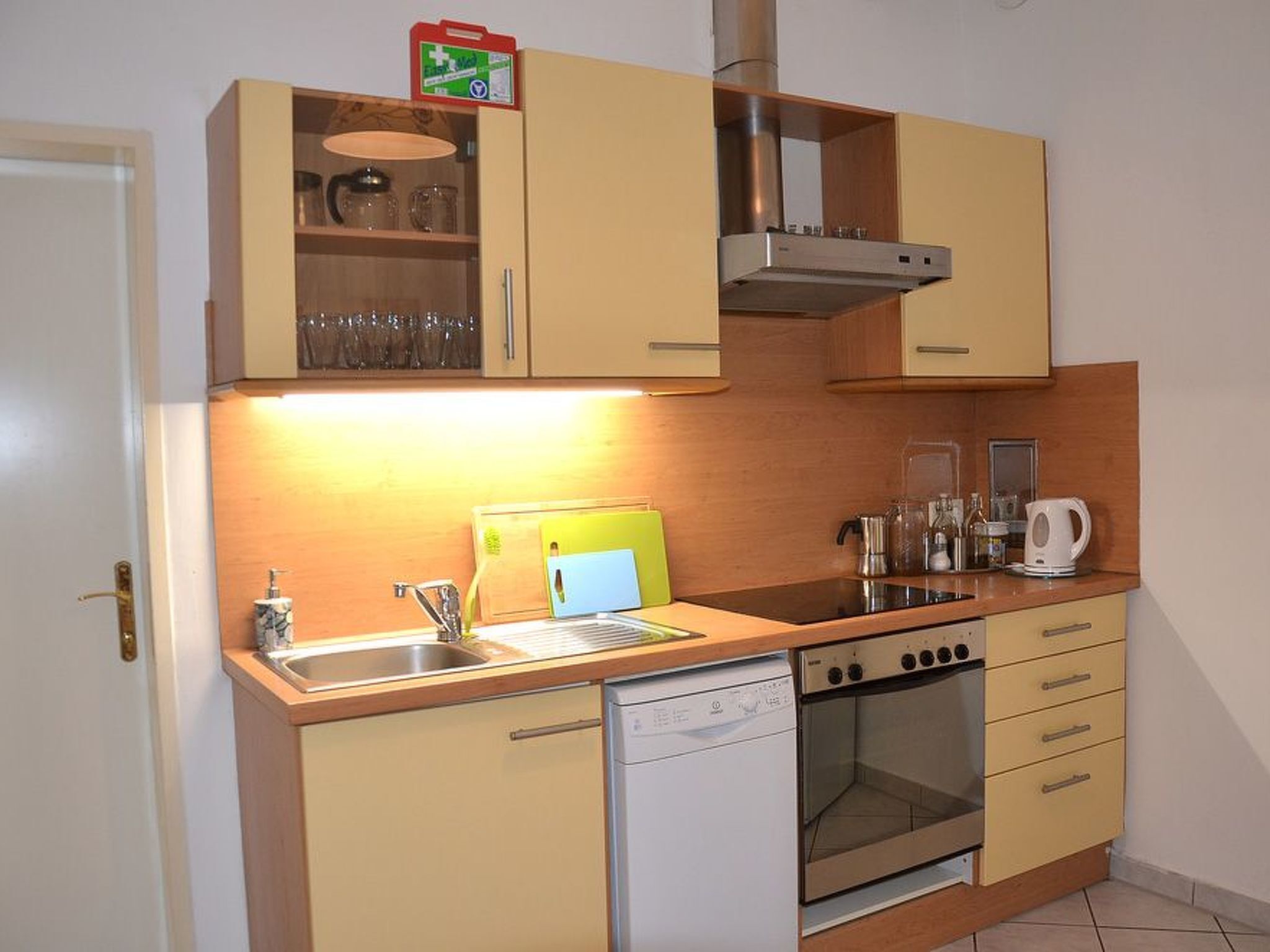 冷蔵庫、オーブン、食器洗い機、調理器具と食器