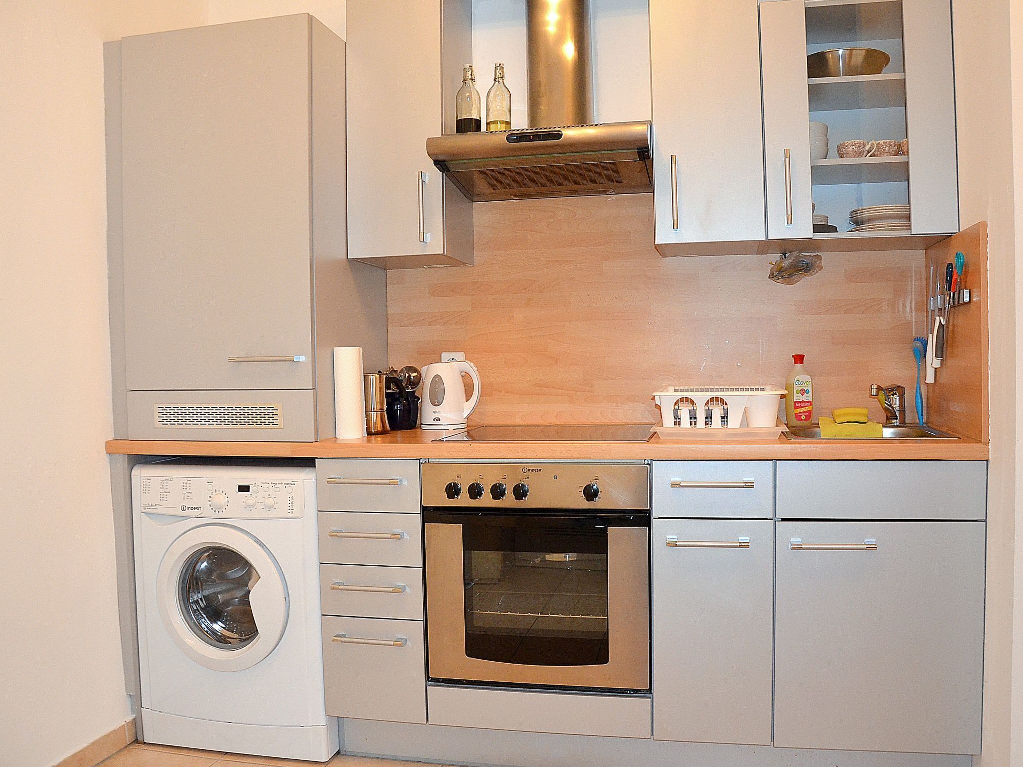 冷蔵庫、オーブン、食器洗い機、調理器具と食器