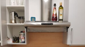 Kjøleskap, ovn, oppvaskmaskin og kjøkkenutstyr