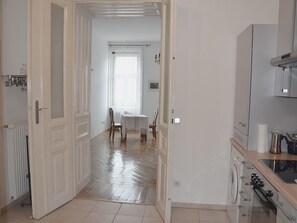 Kühlschrank, Ofen, Geschirrspüler, Kochgeschirr/Geschirr/Besteck