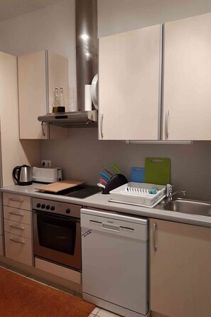 Kühlschrank, Ofen, Geschirrspüler, Kochgeschirr/Geschirr/Besteck