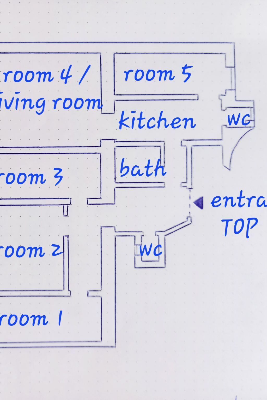 Un plan d’étage indiquant les différentes pièces, notamment le salon, la cuisine, la salle de bain et les toilettes.