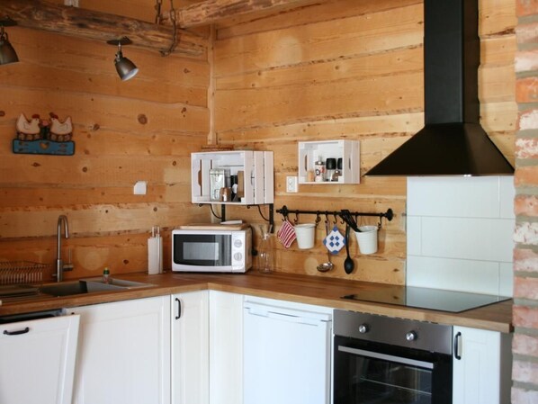 Kylskåp, mikrovågsugn, ugn och diskmaskin