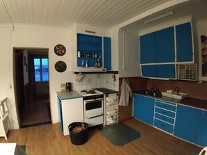 Kylskåp, ugn och grytor/köksredskap