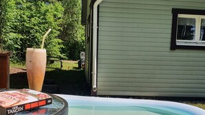 Una piscina inflable pequeña con una persona relajándose junto a ella.