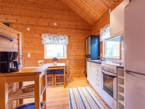 Fridge, microwave, oven, cookware/dishes/utensils - Abborren mit eigenem Ruderboot by Interhome (Hallaryd)