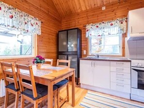 Fridge, microwave, oven, cookware/dishes/utensils - Abborren mit eigenem Ruderboot by Interhome (Hallaryd)