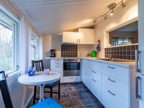 Fridge, microwave, oven, cookware/dishes/utensils - Gemütliches Ferienhaus in Seenähe by Interhome (Hallaryd)