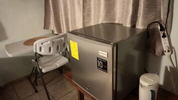 Gebar bulu kapas, bar mini, ruang kerja komputer riba, Wi-fi percuma