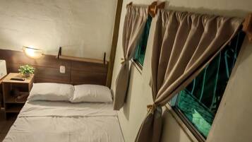 Economy Single Room, Patio | Gebar bulu kapas, bar mini, ruang kerja komputer riba, Wi-fi percuma