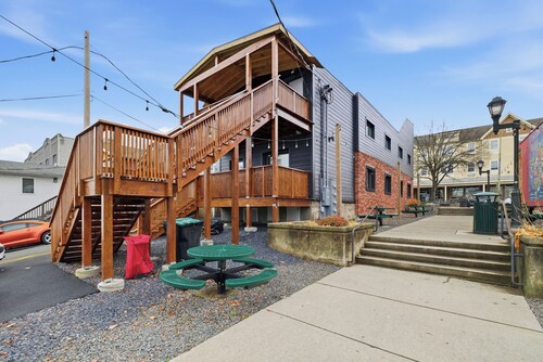 Cozy 2 Bedroom Apartment Above Local Coffee Shop in Downtown East Stroudsburg!