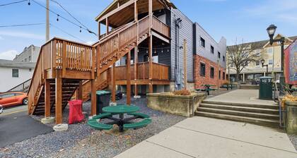 Cozy 2 Bedroom Apartment Above Local Coffee Shop in Downtown East Stroudsburg!
