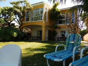 Terrace/patio - mit Blick auf das Wasser by Interhome (Cap Malheureux)