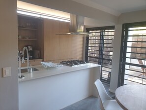 Fridge, microwave, oven, dishwasher - Kleines Ferienhaus in Deurdrif mit Privatem Garten by Interhome (Hout Bay)