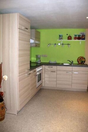 Fridge, microwave, oven, cookware/dishes/utensils - Apartment Mona by Interhome (Plau am See)