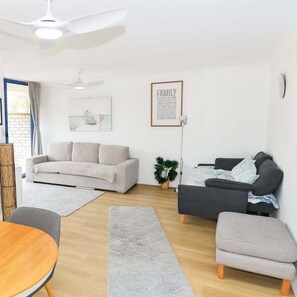 TV - Easy Access Ground Floor Apartment (The Entrance)