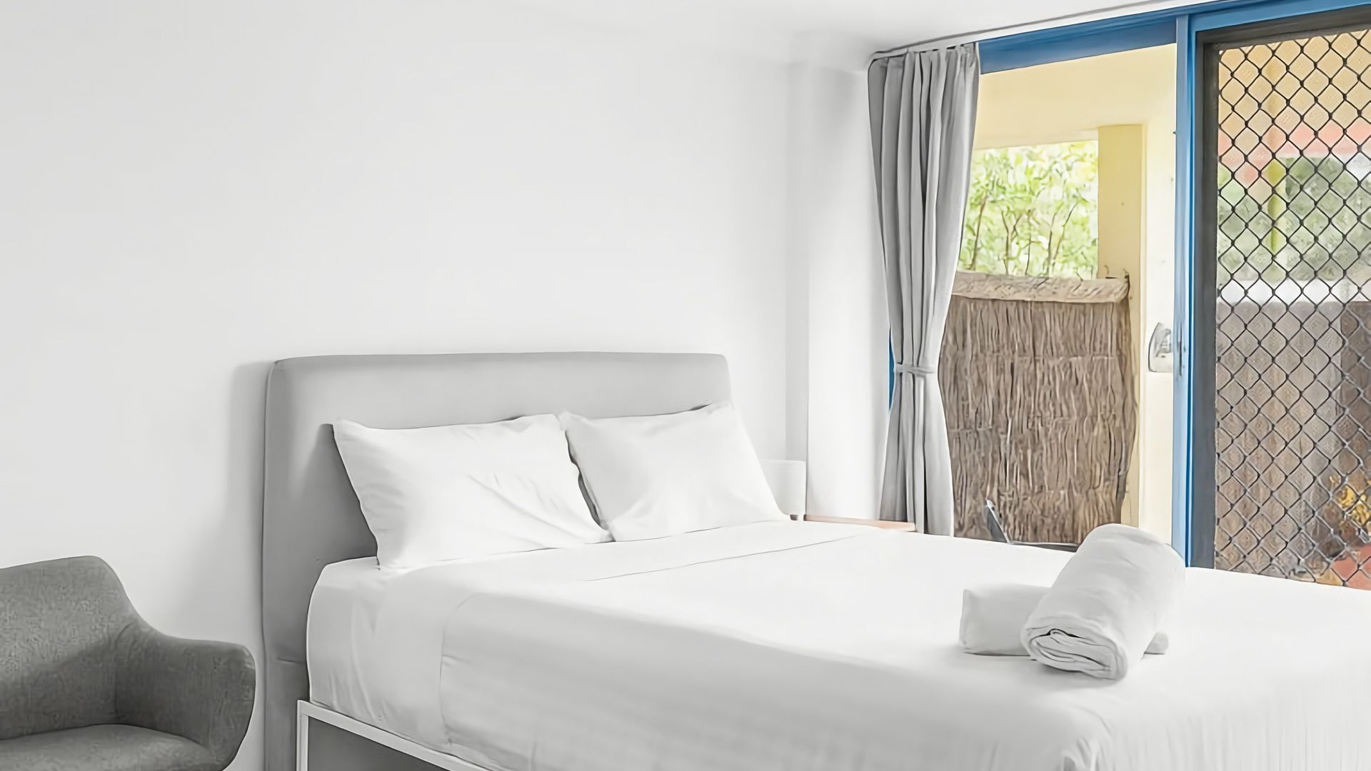 Iron/ironing board, bed sheets