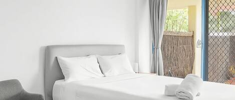 Iron/ironing board, bed sheets