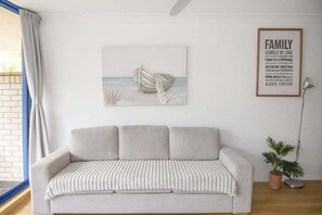 TV - Easy Access Ground Floor Apartment (The Entrance)