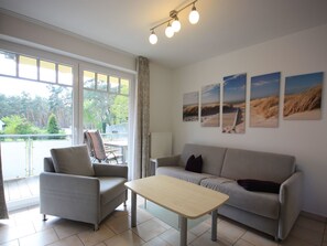 Een televisie en een open haard
