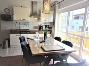 Kühlschrank, Mikrowelle, Geschirrspüler, Kochgeschirr/Geschirr/Besteck