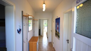 A hallway with a wooden bench, coat hooks, and a door labeled "Kormor". - Appartement in Koserow mit Grill und Garten by Interhome (Koserow)