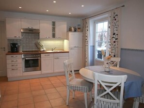 Fridge, microwave, oven, dishwasher - Landhaus "To Hus" - Fewo Gödeke mit Balkon by Interhome (Baabe)