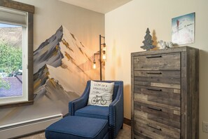 Bunk Room: 4x twin beds + dresser. Perfect for kids. Still suitable for adults. - Après Haus: 3BD/3BA w/ Pool, Hot Tubs, Sauna & Free Vail + BC Shuttle (Avon)