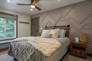 Queen bed w/ large closet, smart TV, desk, ceiling fan and en-suite bathroom.  - Après Haus: 3BD/3BA w/ Pool, Hot Tubs, Sauna & Free Vail + BC Shuttle (Avon)