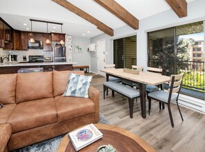 Living area - Après Haus: 3BD/3BA w/ Pool, Hot Tubs, Sauna & Free Vail + BC Shuttle (Avon)
