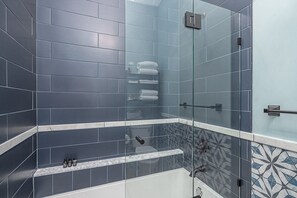 Hair dryer, towels, soap, toilet paper - Beautiful new designer carriage house built in historic style near Bull Street (Savannah)
