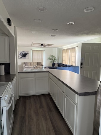 Privat køkken. Lovely 2-bedroom cottage with AC in charming Bentonville