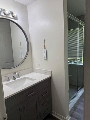 Bathroom - Lovely 2-bedroom cottage with AC in charming Bentonville (Bentonville)