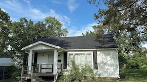 Unclassified image, 2 of 10, button - Lovely 2-bedroom cottage with AC in charming Bentonville (Bentonville)