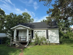 Exterior - Lovely 2-bedroom cottage with AC in charming Bentonville (Bentonville)