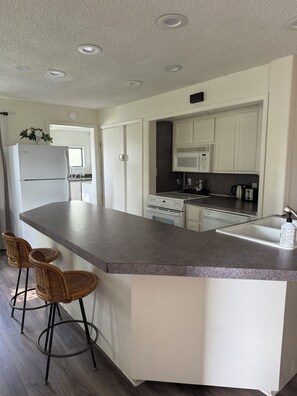 Private kitchen - Lovely 2-bedroom cottage with AC in charming Bentonville (Bentonville)