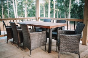 Outdoor dining - Welcoming 2-bedroom River Retreat house in charming Buchanan, Tn! (Buchanan)