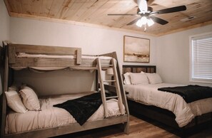 2 bedrooms, WiFi, bed sheets - Welcoming 2-bedroom River Retreat house in charming Buchanan, Tn! (Buchanan)
