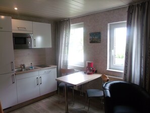 Fridge, microwave, cookware/dishes/utensils - Apartment Arkona by Interhome (Breege)