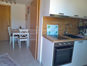 Refrigerador, microondas, horno y utensilios de cocina 