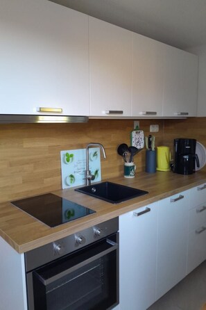Refrigerador, microondas, horno y utensilios de cocina 