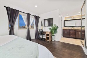 4 slaapkamers, een strijkplank/strijkijzer, reisbedje, wifi