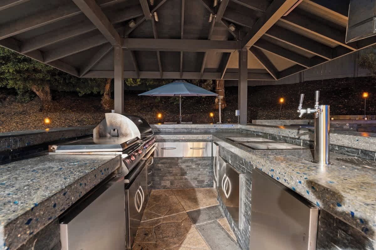 Réfrigérateur, four à micro-ondes, un four, surface de cuisson