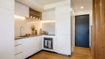 Jääkaappi, mikroaaltouuni, uuni, liesi